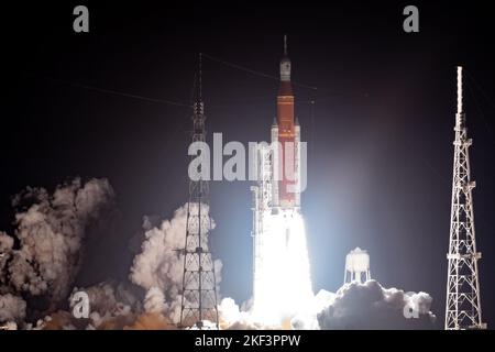 Liftoff del sistema di lancio spaziale NASA Foto Stock