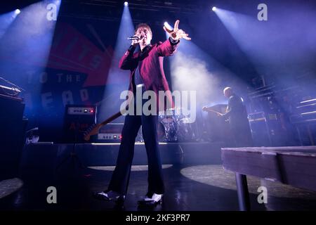 Oslo, Norvegia. 15th Nov 2022. La rock band scozzese Franz Ferdinand ha tenuto un concerto dal vivo al Sentrum Scene di Oslo. Qui il cantante e chitarrista Alex Kapranos è visto dal vivo sul palco. (Photo Credit: Gonzales Photo/Alamy Live News Foto Stock