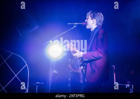 Oslo, Norvegia. 15th Nov 2022. La rock band scozzese Franz Ferdinand ha tenuto un concerto dal vivo al Sentrum Scene di Oslo. Qui il cantante e chitarrista Alex Kapranos è visto dal vivo sul palco. (Photo Credit: Gonzales Photo/Alamy Live News Foto Stock