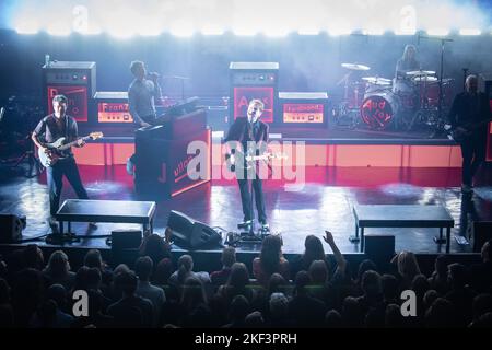 Oslo, Norvegia. 15th Nov 2022. La rock band scozzese Franz Ferdinand ha tenuto un concerto dal vivo al Sentrum Scene di Oslo. Qui il cantante e chitarrista Alex Kapranos è visto dal vivo sul palco con il resto della band. (Photo Credit: Gonzales Photo/Alamy Live News Foto Stock