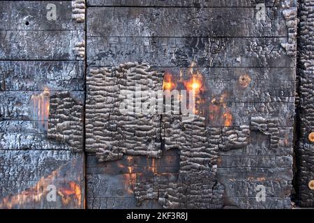 motivo di nero, blu, rosso e arancione bruciato, legno, muro, spazio copia Foto Stock