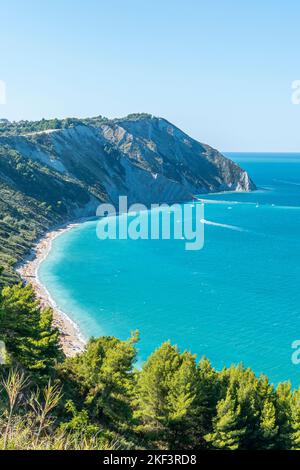 Veduta aerea della bellissima spiaggia di Mezzavalle ad Ancona Foto Stock