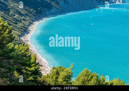 Veduta aerea della bellissima spiaggia di Mezzavalle ad Ancona Foto Stock