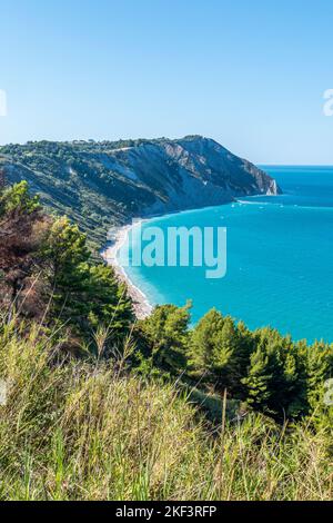 Veduta aerea della bellissima spiaggia di Mezzavalle ad Ancona Foto Stock