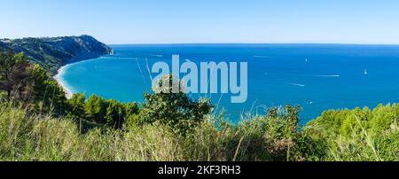 Vista aerea molto ampia della bellissima spiaggia di Mezzavalle ad Ancona Foto Stock