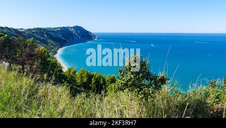 Vista aerea molto ampia della bellissima spiaggia di Mezzavalle ad Ancona Foto Stock