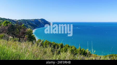 Vista aerea molto ampia della bellissima spiaggia di Mezzavalle ad Ancona Foto Stock