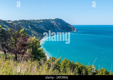 Veduta aerea della bellissima spiaggia di Mezzavalle ad Ancona Foto Stock