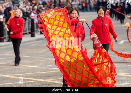 Zhejiang UK Association (ZJUKA) alla sfilata del Lord Mayor's Show nella City of London, Regno Unito. SCUOLA DI MANDARINO A LONDRA. Fondazione Jiacai (JCF). Cinese Foto Stock