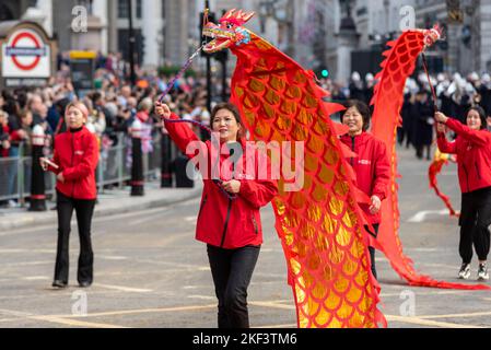 Zhejiang UK Association (ZJUKA) alla sfilata del Lord Mayor's Show nella City of London, Regno Unito. SCUOLA DI MANDARINO A LONDRA. Fondazione Jiacai (JCF). Cinese Foto Stock