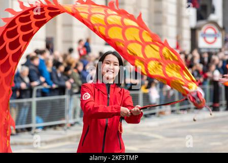 Zhejiang UK Association (ZJUKA) alla sfilata del Lord Mayor's Show nella City of London, Regno Unito. SCUOLA DI MANDARINO A LONDRA. Fondazione Jiacai (JCF). Cinese Foto Stock