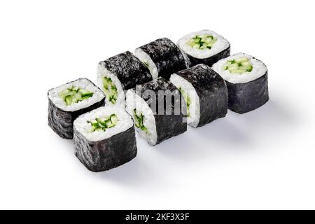 Classici panini kappa maki sushi con cetrioli isolati su bianco Foto Stock