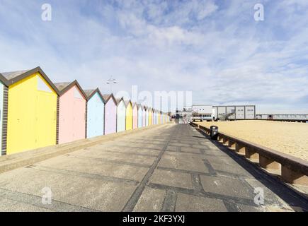 Capanne sulla spiaggia Lowestoft fronte mare, Lowestoft Suffolk 2022 Foto Stock