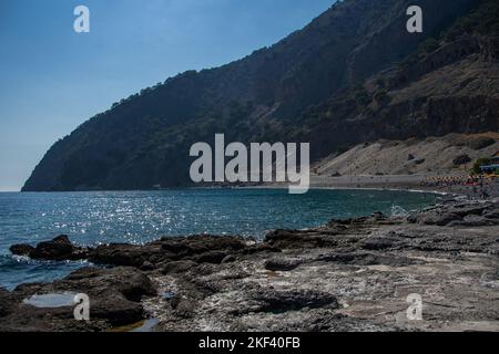 La spiaggia della cittadina di Agia Roumeli alla fine della gola di Samaria Foto Stock