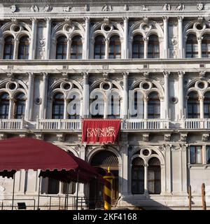 Venezia, Italia - 5 settembre 2022: Palazzo CA Vendramin Calergi, considerato l'ennesimo esempio più antico del Rinascimento veneziano sul Canal Grande Foto Stock