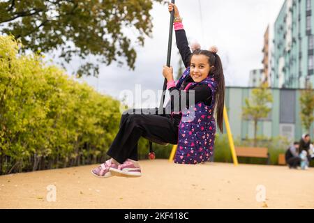 La bambina arrugge su un bungee Foto Stock