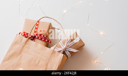 Sacchetto di carta di carta kraft con confezioni regalo e regalo di Natale Foto Stock