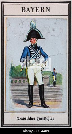 Uniformi tedesche del 19th ° secolo, Guardia - Cavalleria: Baviera, Hartschier bavarese, Guardie soldato, storica, riproduzione restaurata digitalmente di un pubblico di dominio collezionista di immagine dal 20th ° secolo / Deutsche Uniformen des 19. Jahrhunderts, Garde - Kavallerie: Bayern, bayrischer Hartschier, Gardesoldat, Historisch, restaurierte digitale Reproduktion eines gemeinfreien Sammelbildes aus dem frühen 20. Jahrhundert Foto Stock