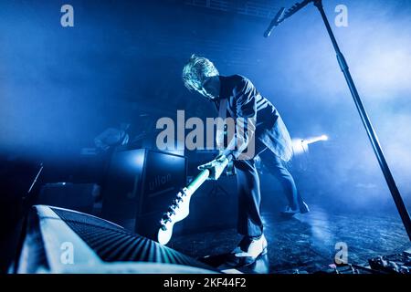 Oslo, Norvegia. 15th Nov 2022. La rock band scozzese Franz Ferdinand ha tenuto un concerto dal vivo al Sentrum Scene di Oslo. Qui il cantante e chitarrista Alex Kapranos è visto dal vivo sul palco. (Photo Credit: Gonzales Photo/Alamy Live News Foto Stock