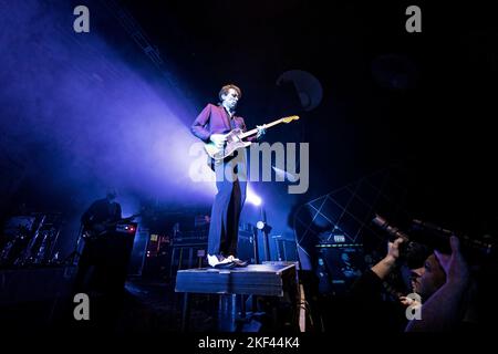 Oslo, Norvegia. 15th Nov 2022. La rock band scozzese Franz Ferdinand ha tenuto un concerto dal vivo al Sentrum Scene di Oslo. Qui il cantante e chitarrista Alex Kapranos è visto dal vivo sul palco. (Photo Credit: Gonzales Photo/Alamy Live News Foto Stock