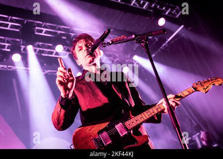 Oslo, Norvegia. 15th Nov 2022. La rock band scozzese Franz Ferdinand ha tenuto un concerto dal vivo al Sentrum Scene di Oslo. Qui il cantante e chitarrista Alex Kapranos è visto dal vivo sul palco. (Photo Credit: Gonzales Photo/Alamy Live News Foto Stock