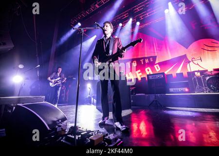 Oslo, Norvegia. 15th Nov 2022. La rock band scozzese Franz Ferdinand ha tenuto un concerto dal vivo al Sentrum Scene di Oslo. Qui il cantante e chitarrista Alex Kapranos è visto dal vivo sul palco. (Photo Credit: Gonzales Photo/Alamy Live News Foto Stock