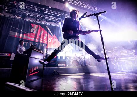 Oslo, Norvegia. 15th novembre 2022. La rock band scozzese Franz Ferdinand ha tenuto un concerto dal vivo al Sentrum Scene di Oslo. Qui il cantante e chitarrista Alex Kapranos è visto dal vivo sul palco. (Photo credit: Gonzales Photo - Terje Dokken). Foto Stock