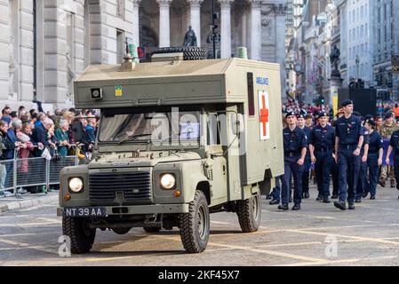 256 FIELD HOSPITAL alla sfilata del Lord Mayor's Show nella City di Londra, Regno Unito. Land Rover Defender ambulanza militare Foto Stock