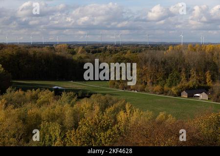 15 novembre 2022, bassa Sassonia, Bramsche: Vista del sito di scavo dal museo "Varusschlacht im Osnabrücker Land - Museum und Park Kalkriese". Un nuovo metodo scientifico conferma il Kalkriese come il luogo della battaglia di Varus. Un'impronta metallurgica specifica per la legione dimostra la legione di Varus a Kalkriese. (A dpa: 'L'analisi del metallo parla per Kalkriese come il sito della battaglia di Varus') Foto: Friso Gentsch/dpa Foto Stock