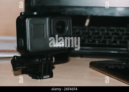 Delhi, India - Action camera in supporto morsetto di aggancio sul tavolo, gopro Hero 7 nero Foto Stock