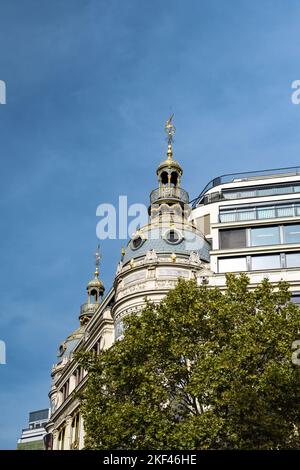 Parigi, antica facciata boulevard Hausmann, con una bella cupola Foto Stock