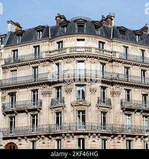 Parigi, bell'edificio, antica facciata boulevard Hausmann Foto Stock