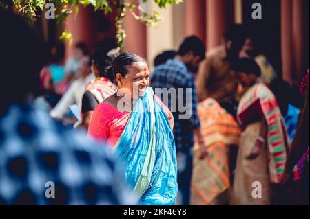 Gli indù adoratori indiani al tempio indù Dakshineswar Kali in abiti tradizionali Foto Stock