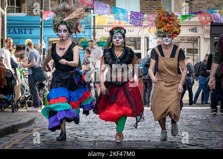 Il Day of the Dead Festival di Londra. La tradizione messicana è vissuta su Columbia Road nella parte orientale di Londra, nel Regno Unito. Foto Stock