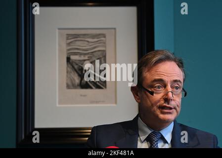 Bart De Wever, sindaco di Anversa, ha illustrato nel corso di una conferenza stampa del Museum De Reede per presentare un'importante e importante aggiunta alla collezione del museo, mercoledì 16 novembre 2022, ad Anversa. L'opera è una copia firmata della versione litografica dell'iconico artista norvegese Edvard Munch "The Scream". Grazie ad una donazione, la copia verrà aggiunta alla collezione permanente del museo. FOTO DI BELGA DIRK WAEM Foto Stock