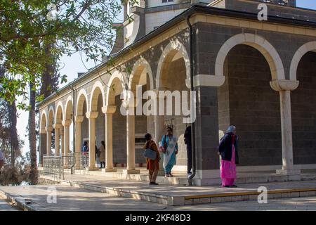 4 novembre 2022 i visitatori camminano i chiostri della Chiesa delle Beatitudini che si trova sul Monte delle Beatitudini vicino alle rive della Galilea, Israele. Foto Stock