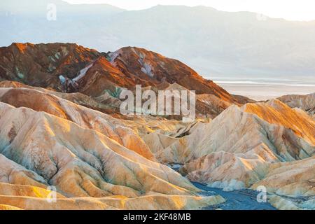 Farbige Gesteinsformationen im Abendlicht am Zabriskie Point, Zabriske Point, Death Valley Nationalpark, USA, Nordamerika Foto Stock