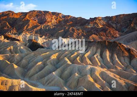 Farbige Gesteinsformationen im Abendlicht am Zabriskie Point, Zabriske Point, Death Valley Nationalpark, USA, Nordamerika Foto Stock