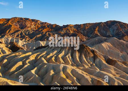 Farbige Gesteinsformationen im Abendlicht am Zabriskie Point, Zabriske Point, Death Valley Nationalpark, USA, Nordamerika Foto Stock