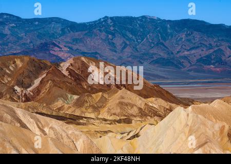 Farbige Gesteinsformationen im Abendlicht am Zabriskie Point, Zabriske Point, Death Valley Nationalpark, USA, Nordamerika Foto Stock