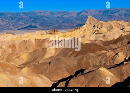 Farbige Gesteinsformationen im Abendlicht am Zabriskie Point, Zabriske Point, Death Valley Nationalpark, USA, Nordamerika Foto Stock