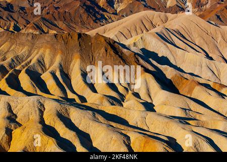 Farbige Gesteinsformationen im Abendlicht am Zabriskie Point, Zabriske Point, Death Valley Nationalpark, USA, Nordamerika Foto Stock