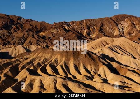 Farbige Gesteinsformationen im Abendlicht am Zabriskie Point, Zabriske Point, Death Valley Nationalpark, USA, Nordamerika Foto Stock