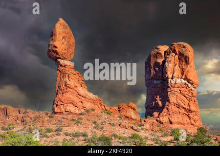 Balanced Rock bei Sonnenuntergang und aufziehendem Gewitter, Arches Nationalpark, Utah, Südwesten, USA, Nordamerika Foto Stock