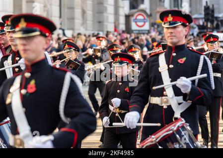 Kellswater Flute Band alla sfilata del Lord Mayor's Show nella City of London, Regno Unito. Piccolo ragazzo che gioca il triangolo tra i batteristi Foto Stock