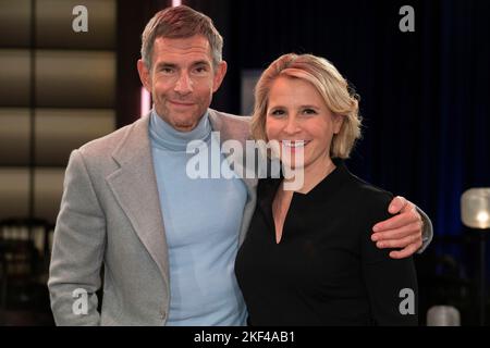 Da sinistra: Micky BEISENHERZ, presentatore, Susan LINK, presentatore, ospite dello show 'Koelner Treff', in televisione WDR, 15th novembre 2022. Foto Stock