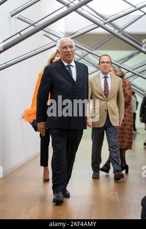 Porto, Portogallo. 15th Nov 2022. Il primo Ministro portoghese Antonio Costa, il Ministro della Cultura Pedro Adão e Silva, il Presidente del Consiglio di Amministrazione della Fondazione Serralves, Ana Pinho e il Direttore del Museo, Philippe Vergne, presso il Museo di Arte Contemporanea di Serralves, visitano la mostra Agustina Bessa Luis il 15th novembre, 2022, Porto portogallo. (Foto di Rita Franca/NurPhoto) Credit: NurPhoto/Alamy Live News Foto Stock