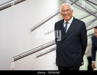 Porto, Portogallo. 15th Nov 2022. Il primo Ministro portoghese Antonio Costa, il Ministro della Cultura Pedro Adão e Silva, il Presidente del Consiglio di Amministrazione della Fondazione Serralves, Ana Pinho e il Direttore del Museo, Philippe Vergne, presso il Museo di Arte Contemporanea di Serralves, visitano la mostra Agustina Bessa Luis il 15th novembre, 2022, Porto portogallo. (Foto di Rita Franca/NurPhoto) Credit: NurPhoto/Alamy Live News Foto Stock