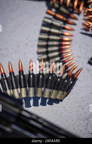 Immagine ravvicinata di una cinghia della mitragliatrice caricata con cartucce. Foto Stock