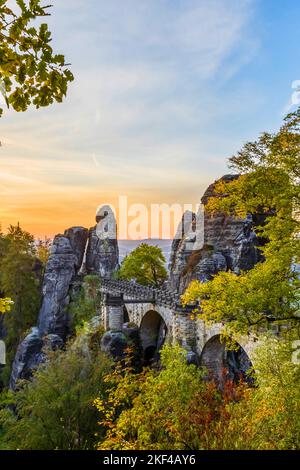 Die Sächsische Schweiz im Herbst, Sachsen, Basteibrücke, Elbsandsteingebirge, Foto Stock